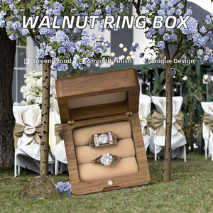 Boîte à bague en bois de noyer double carrée polie, écologique, pour cadeau d'anniversaire, fiançailles, cérémonie de mariage - Product Image 3