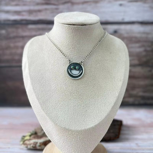 จี้ห้อยคอทรงทันสมัยประดับด้วยเทอร์ควอยซ์คิงแมน ตัวเรือนเงินแท้ชุบทองคำขาวและทองคำ ทำด้วยมือ - Product Image 1