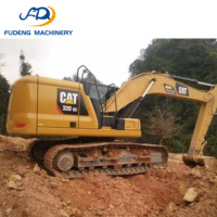 Excavatrice sur chenilles CAT 320GC d'occasion bien entretenue, 20 tonnes, avec godet de 1,1 m³ pour les travaux de pose de canalisations en construction urbaine