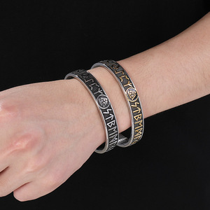 Bracelet en acier inoxydable texturé gravé de runes <span class=keywords><strong>Viking</strong></span> Triquetra C-Bracelet personnalisable Bijoux de mythologie nordique pour hommes - Product Image 3