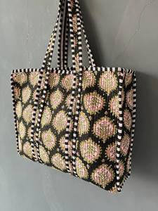 Bolsa de Mano Acolchada de Algodón con Estampado de Bloques, Reutilizable, Ligera, Resistente, Ecológica, para Viajes, Compras, Uso Diario - Product Image 5