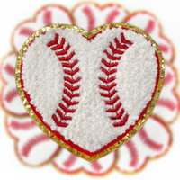 En gros, Patchs chenille en forme de cœur de baseball, texture douce, broderie éponge, badge thermocollant, bordure à paillettes dorées, pour vêtements universitaires