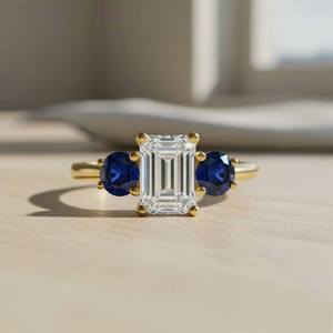 Bague de fiançailles pour femme en or 14 carats plaqué rhodium vintage avec diamant de laboratoire de 1,60 ct et saphir bleu, taille émeraude, 3 pierres - Product Image 1