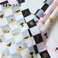 Kertas pembungkus motif topi wisuda tahan air untuk musim wisuda, cocok untuk membungkus buket.