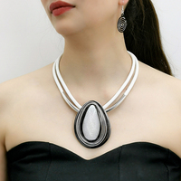 Parure de bijoux ethniques faits à la main, collier pendentif en résine style plage du Moyen-Orient, boucles d'oreilles pendantes en alliage d'aluminium torsadé pour femme