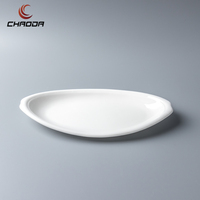 Assiettes en porcelaine orientale de luxe Japandi écologiques, émaillées, personnalisables, design en forme de bateau pour poissons, pour hôtels et restaurants