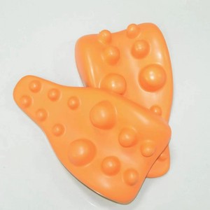 Oreiller cervical pour le soutien et la correction du cou avec picots de massage en plastique - Product Image 1