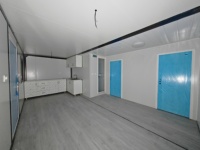 Maison conteneur préfabriquée de luxe moderne extensible et isolée, avec cuisine, salon, chambre et bureau intégrés