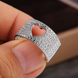 Anello a Cuore Traforato con Zirconi per Donne, Elegante Gioiello da Dito alla Moda - Product Image 3