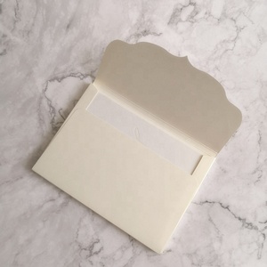Volumetti cartonati di lusso invito a nozze con iniziali di lamina di perla nomi di lamina d'oro copertura busta tascabile varie opzioni di colore - Product Image 4