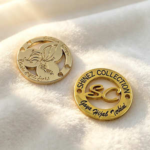Plaque en laiton estampé avec logo en creux pour accessoires de bagagerie et articles en cuir - Product Image 6