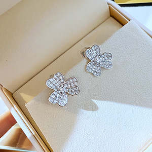 Eleganti Orecchini a Perno a Forma di Quadrifoglio per Donne, Gioielli Chic e Portafortuna alla Moda - Product Image 1