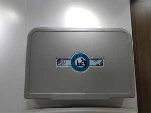 Estación de cambio de pañales para bebés montada en la pared de buena calidad YJL con correas de seguridad y ganchos para bolsas para baños públicos - Product Image 4