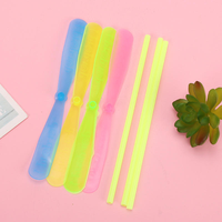 Hélice volante en forme de libellule en plastique pour enfants de 5 à 7 ans, cadeau de jeu de plein air avec flèche rotative.