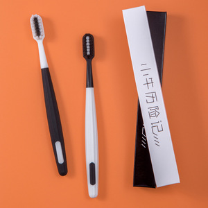 Cepillo de Dientes Premium de Cerdas Suaves con Orificio Cuadrado Personalizado de la Fábrica de Cepillos de Dientes de Yangzhou, Versión Manual para Adultos en Blanco y Negro - Product Image 1