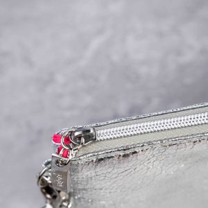 Sac de rangement cosmétique multifonctionnel en cuir PU argenté, avec fermeture à rabat, personnalisable avec logo, fabriqué en usine certifiée ISO BSCI - Product Image 5