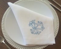 Serviettes en lin monogrammées à double initiale entrelacées, avec logo personnalisé brodé et ourlet festonné, réutilisables