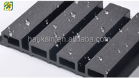 Panneaux muraux extérieurs insonorisés, résistants aux UV et imperméables en WPC de 219x26 mm pour le revêtement des hôtels et des entrepôts avec un design moderne