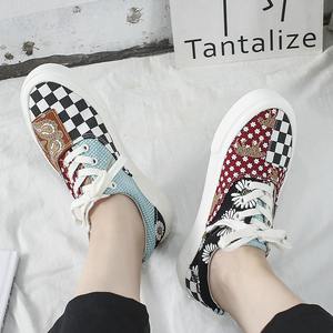 Chaussures pour hommes, style patchwork à motif à carreaux, adaptées aux hommes et aux femmes, chaussures en toile neutres, lacées, style sportif, chaussures de couple. - Product Image 3