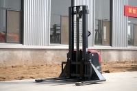 Apilador Eléctrico Portátil de 1t (1000kg) y 2.5m, Compacto, con Batería de Litio de 24V, Certificación CE, Hidráulico Lateral