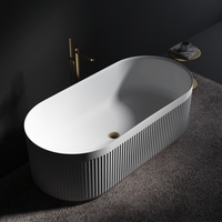 Baignoire autoportante de luxe à rayures verticales pour usage résidentiel et hôtelier avec égouttoir