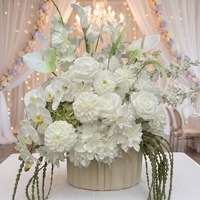 Décoration florale d'événement de luxe, design haut de gamme, durable, fleurs artificielles blanches et vertes, centre de table de mariage