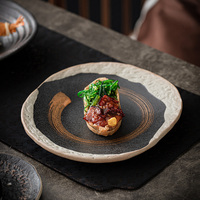 Assiettes plates japonaises uniques et modernes en argile noire pour servir, idéales pour les desserts, les sushis, les plats de restaurant
