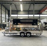 Un food truck de cuisine complet capable de fournir des services tels que des glaces, des pizzas, du café, des hot-dogs, etc.
