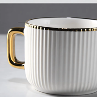 Service de table en porcelaine de 32 pièces avec bordure dorée, design rayé en relief, assiettes, bols, tasses et soucoupes, service de table de luxe pour restaurant