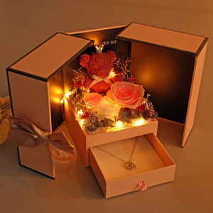 Scatola Regalo Orsetto di Fiori Secchi con Rosa Rossa Stabilizzata e Luce LED - Fiori Eterni per Mamma, Moglie, San Valentino, Festa della Mamma, Laurea - Product Image 4