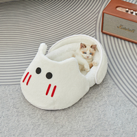 Lit pour animaux de compagnie en peluche en forme de pantoufle confortable et doux, tendance et mignon, vente chaude d'hiver moderne, accessoire pour chat pour un sommeil profond