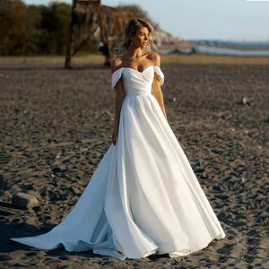 Vestido de novia de satén estilo 2025, largo hasta los hombros, para que las novias se preparen para la boda y salgan a celebrar. Sesión de fotos de viaje con un bosque en el fondo - Product Image 1