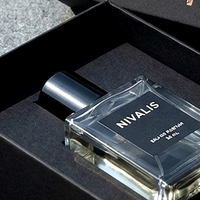 Boîte à parfum rigide noire de luxe sur mesure en deux parties avec couvercle amovible et insert ajusté pour présentation d'emballages de parfums personnalisés