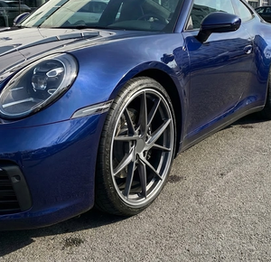 Ruedas de Alto Rendimiento en Gris Metálico con Diseño en Y - Monobloque Forjado Ultraligero para Autos Deportivos - Product Image 6