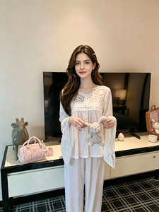 French Palace Atmungsaktives Pyjama-Set aus Eisseide für Damen, Spitzenbesatz, lange Glockenärmel, luxuriöse Loungewear mit elastischem Bund - Product Image 4