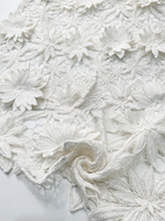 Tissu en dentelle de maille 100% polyester blanc respirant avec broderie florale 3D pour robes de mariée et de demoiselles d'honneur