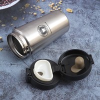 Mug kopi portabel 380ml yang digunakan kembali dengan Logo kustom cangkir termal baja tahan karat tetap dingin dan hangat untuk hadiah promosi