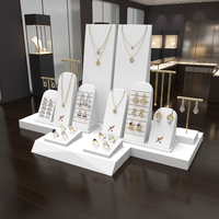 Ensemble de présentoirs à bijoux modernes et élégants en MDF blanc de qualité supérieure + métal, personnalisables, pour la présentation en boutique