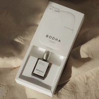 Ensemble d'articles de toilette de luxe pour hôtel : brosse à dents, shampoing, savon, emballage en boîte de carton texturé avec logo en relief