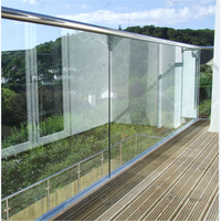 Balustrade en verre trempé avec profilés en U en aluminium à fixation au sol pour projets hôteliers extérieurs, balcons et terrasses de villas