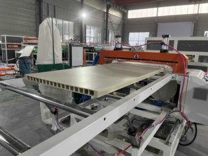 Línea de producción de máquina de fabricación de tablero de <span class=keywords><strong>puerta</strong></span> y marco Wpc para ventana y <span class=keywords><strong>puerta</strong></span> de PVC de plástico para uso interior del hogar - Product Image 4