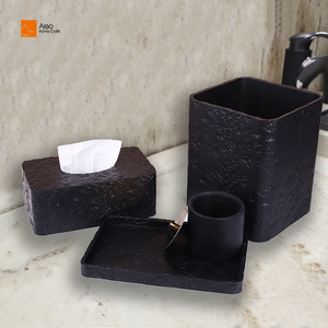 Corbeille à papier en résine noire style rock personnalisée, de haute qualité, pour hôtels de luxe, avec <span class=keywords><strong>pieds</strong></span> en caoutchouc, pour rangement de mouchoirs <span class=keywords><strong>dans</strong></span> <span class=keywords><strong>les</strong></span> salles de bain. - Product Image 3
