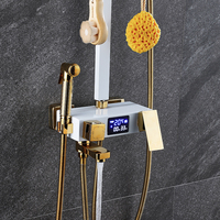 Ensemble de mitigeur numérique thermostatique à quatre fonctions avec affichage LED et barre coulissante, finition or blanc, avec pommeau de douche luxe doux/effet pluie