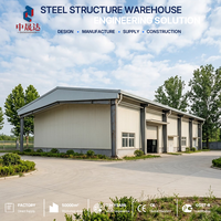 Atelier préfabriqué en acier à construction rapide, entrepôt à un étage, hangar industriel avec porte à enroulement et fenêtres pour petite entreprise