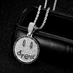 สร้อยคอรูปหน้ายิ้ม Drew ยี่ห้อ Yunnique ทำจากสแตนเลสสตีล ประดับเพชรแบบ Pave Setting เหมาะสำหรับทั้งชายและหญิง เป็นของขวัญเครื่องประดับ - Product Image 3