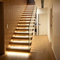 Escalier sur mesure en verre avec marches et contremarches en chêne blanc, structure en acier droite à monopoutre, pour intérieur, fabrication chinoise