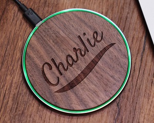 Chargeur sans fil personnalisé Keep Worthy, socle de charge en bois personnalisé pour les cadeaux clients fidèles - Product Image 3