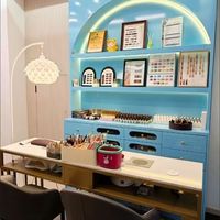 Vitrines de présentation cosmétiques Salon de beauté Maquillage, soins de la peau et parfums Vitrines de présentation personnalisées