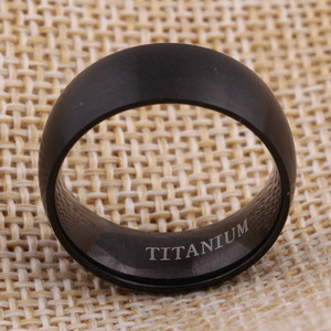 Anillo de Acero de Titanio Negro de 8 mm con Acabado Cepillado, Joyería de Moda Unisex, Regalo - Product Image 3