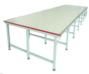 طاولة قص احترافية عالية الدقة لأقمشة الملابس الصناعية مع رفوف وحوامل متينة لتكديس الأقمشة - Product Image 1